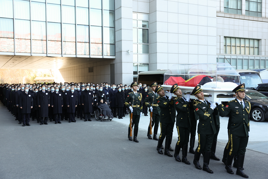 院为江泽民同志送别并护送遗体到八宝山火化ag旗舰厅app习等党和国家领导同志到医(图1)